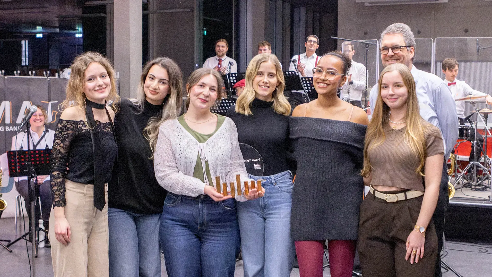 Student project team “Mevera” with their supervising professor holding the Student’s Choice Award at the HdM MediaNight.