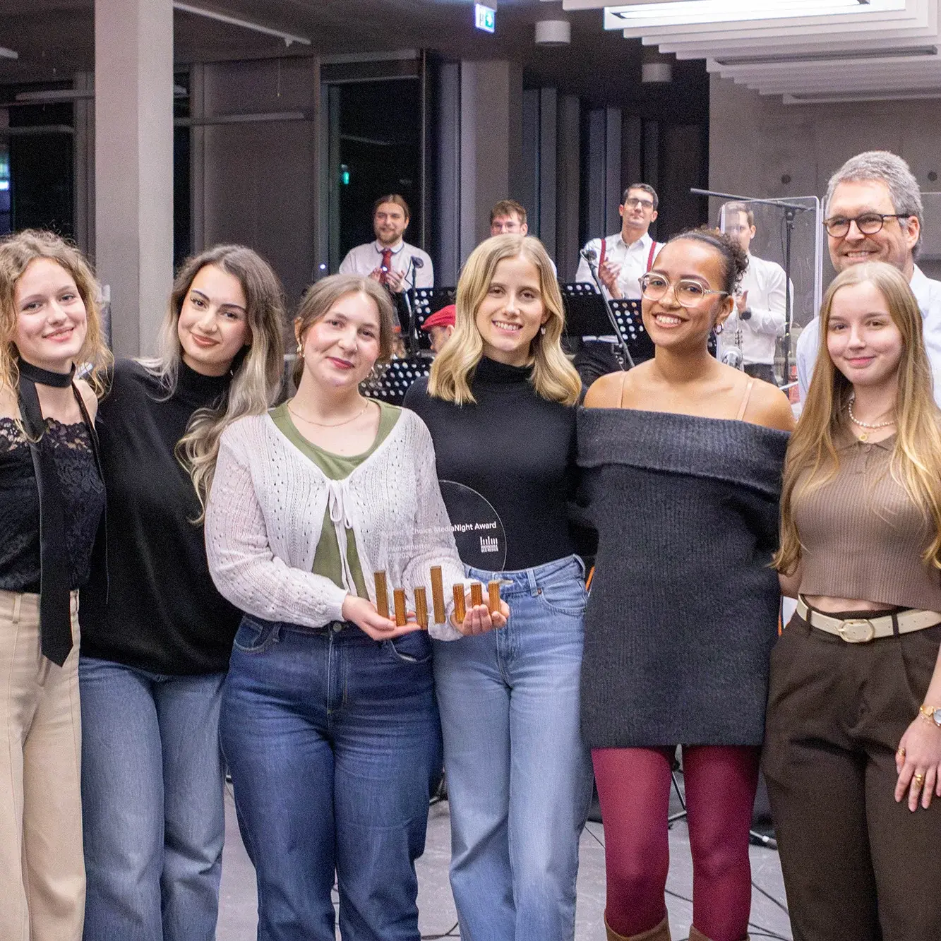 Student project team “Mevera” with their supervising professor holding the Student’s Choice Award at the HdM MediaNight.