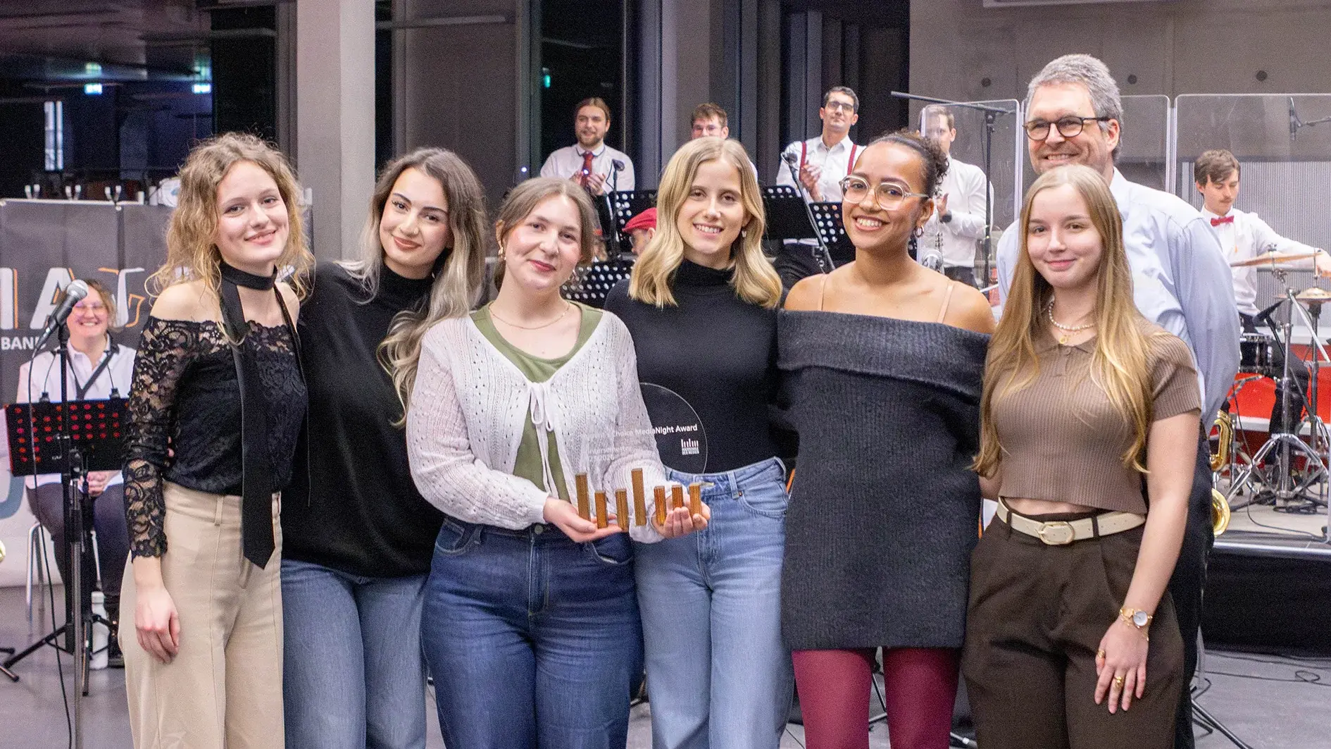 Student project team “Mevera” with their supervising professor holding the Student’s Choice Award at the HdM MediaNight.