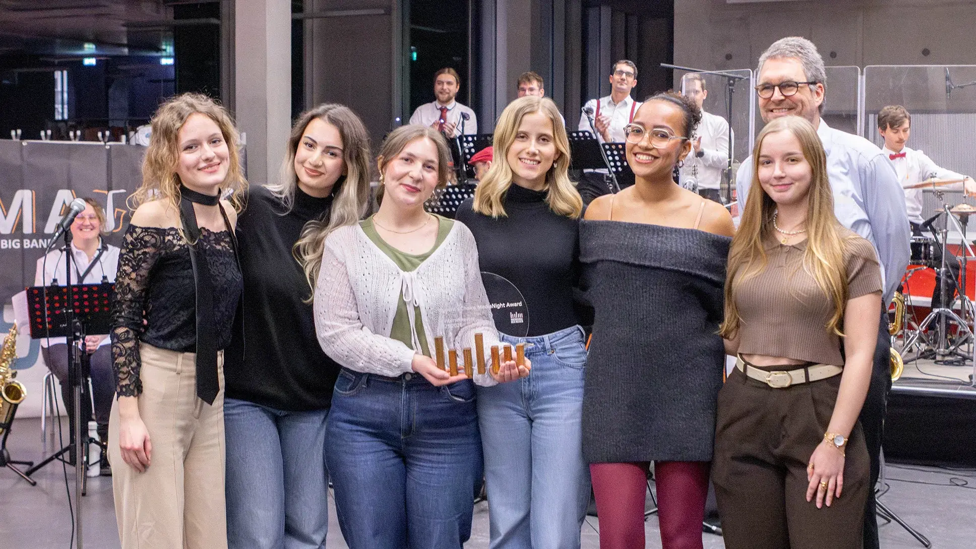 Student project team “Mevera” with their supervising professor holding the Student’s Choice Award at the HdM MediaNight.